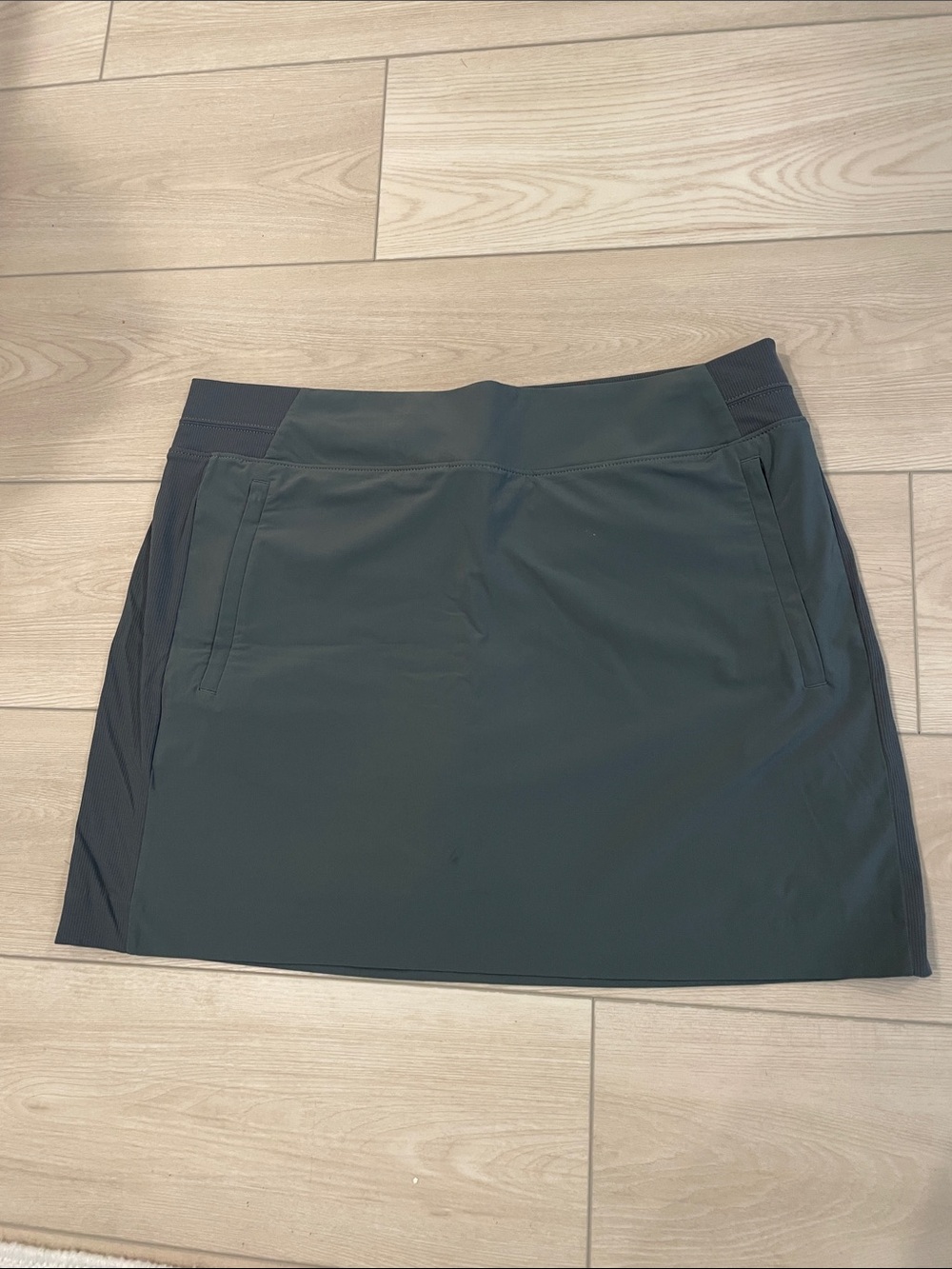 Athleta Women’s Green Performance Skort with Side Panels